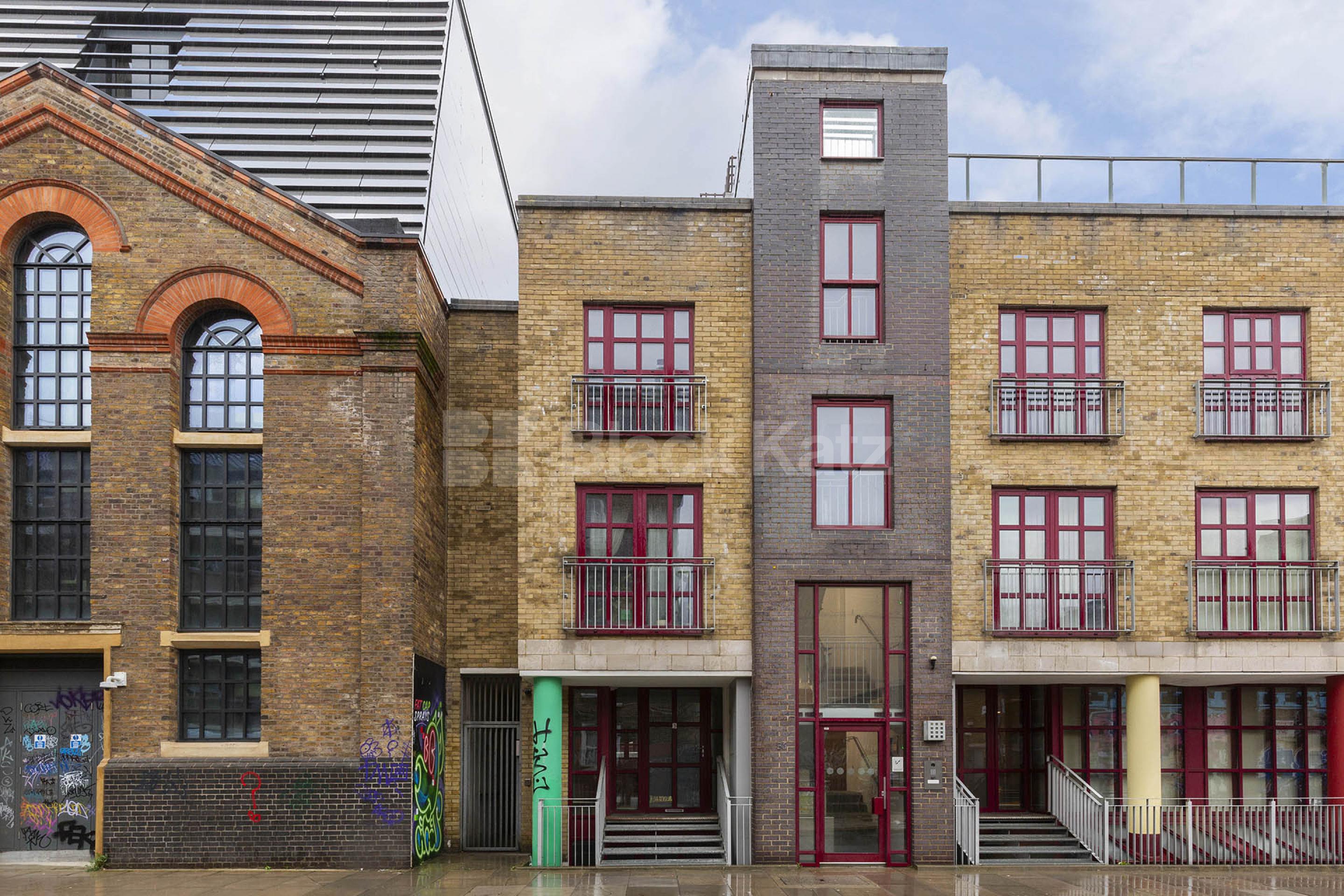 Contemporary 2 bed 2 bath split level apartment located in zone 1 Quaker Street, White chapel E1